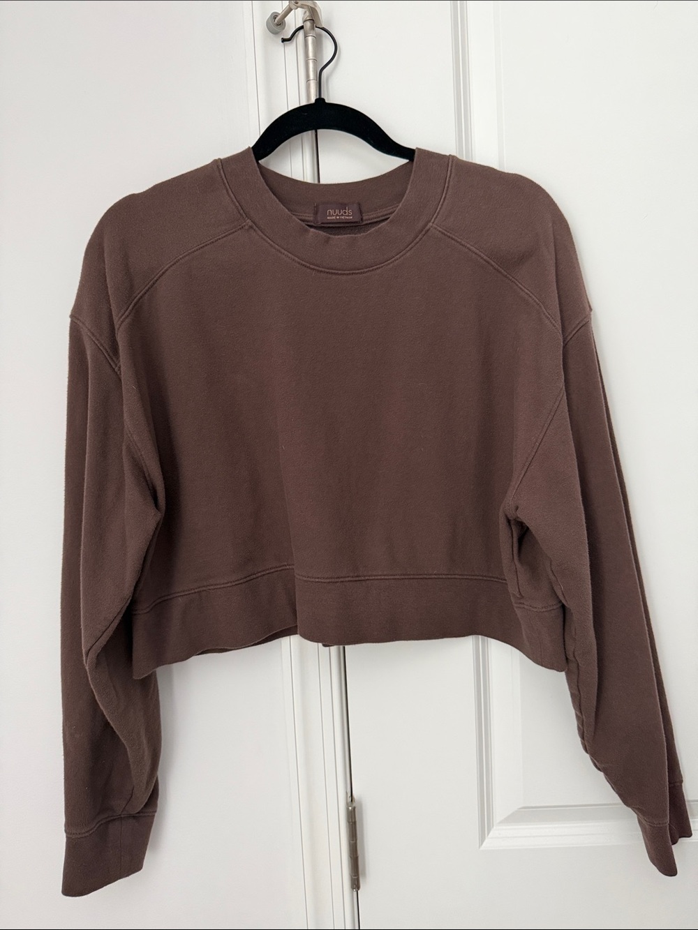 nuuds Cropped Crewneck Sweatshirt in chocolate